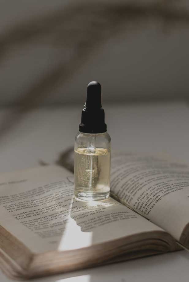 Flacon de parfum sur un livre