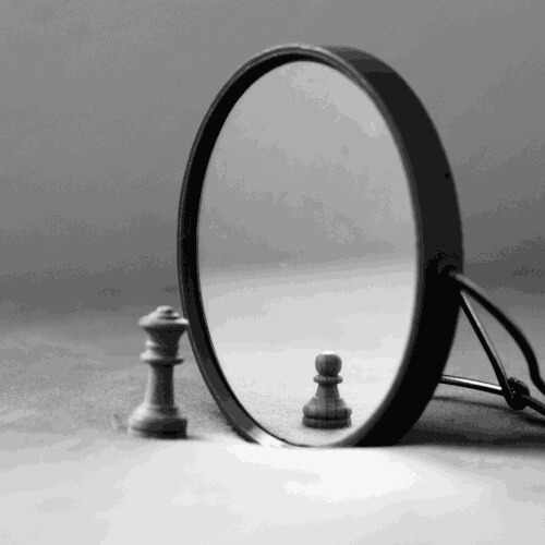 Miroir noir et blanc qui renvoie une image