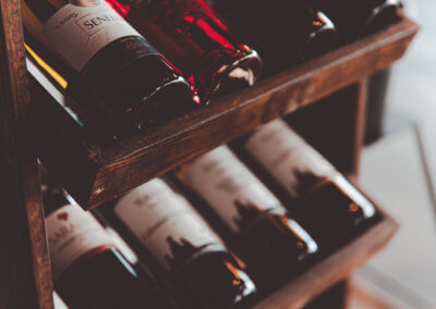 Bouteilles de vins rangées dans des casiers