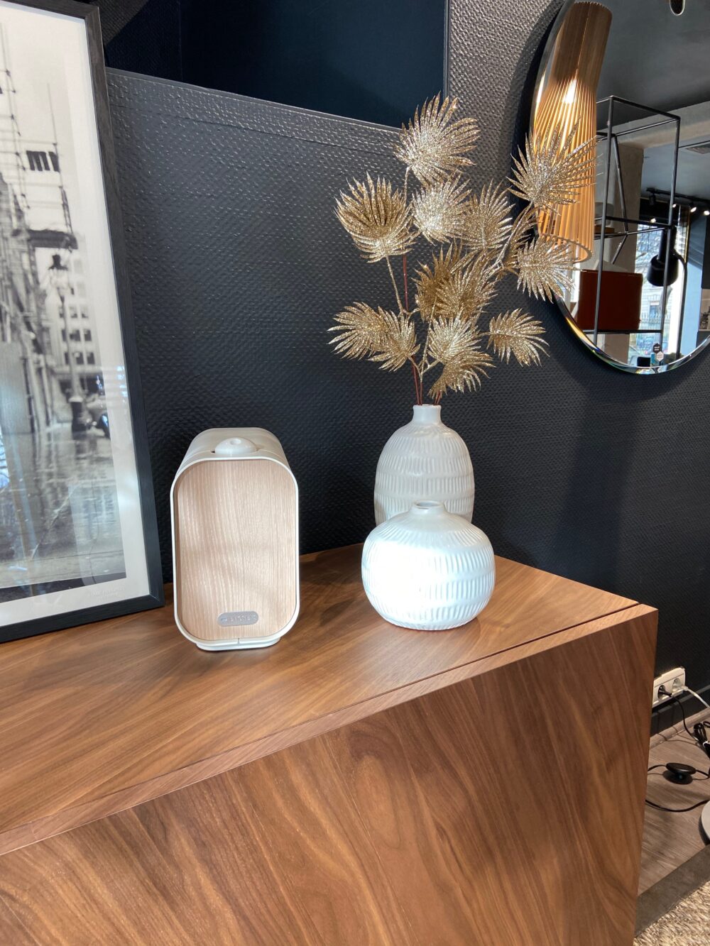 Image d'un centre commerciale décoré pour Noël avec des lumières et des sapins